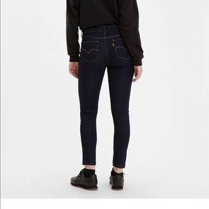 LEVI’S dark wash 711s!!🦋